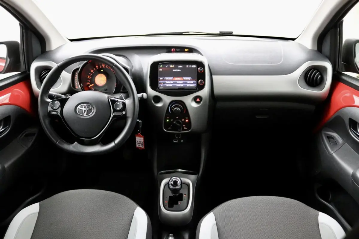 1.0 VVT-i x-play AUTOMAAT rood