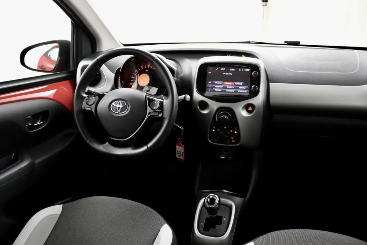 1.0 VVT-i x-play AUTOMAAT rood