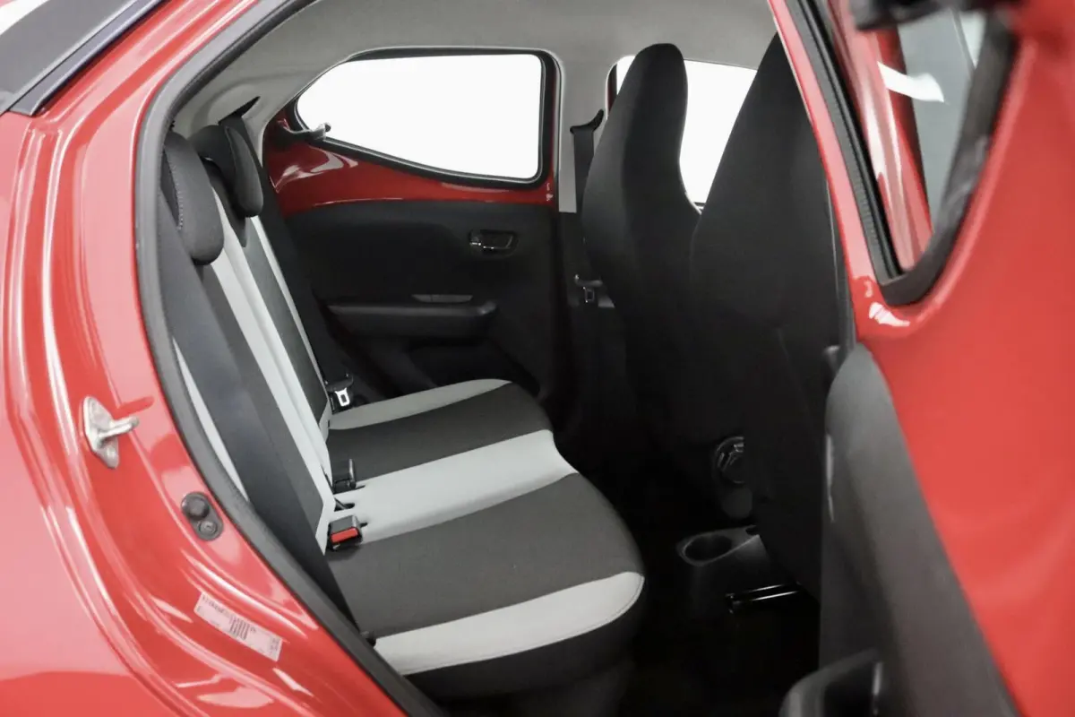 1.0 VVT-i x-play AUTOMAAT rood