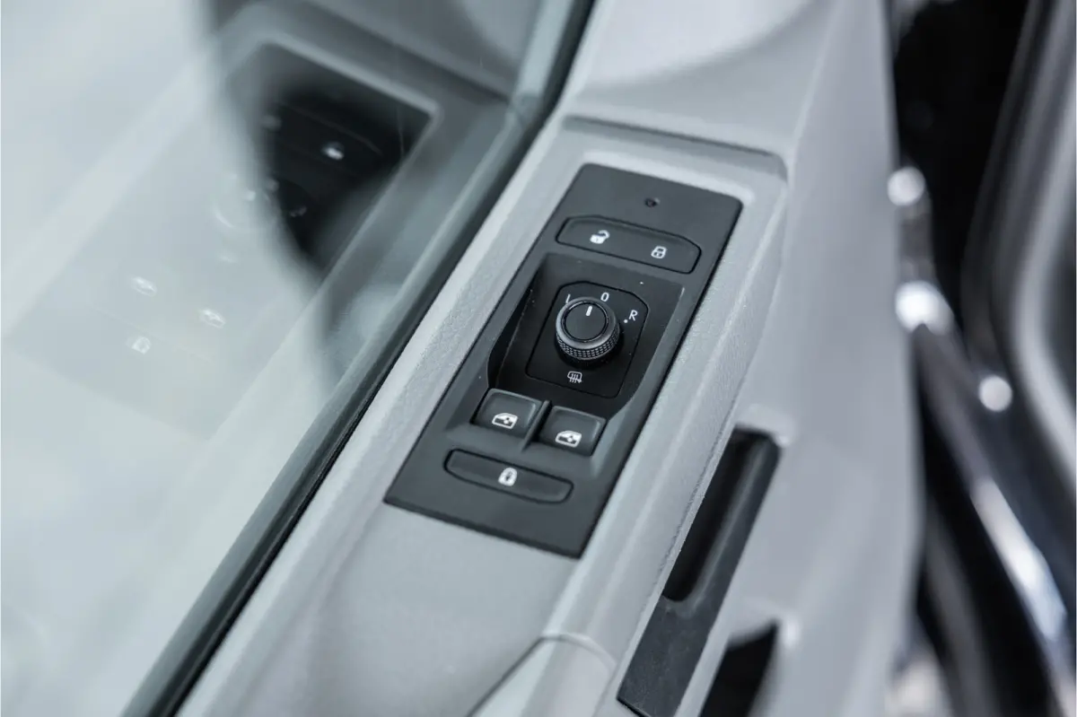 T6.1 2.0 TDI L2H1 DC Caravelle | Dubbel cabine | Two-tone | CarPlay | Camera | MF Stuur | Cruise control | Climate control | 6-zitter | BPM vrij | Nieuwe APK | Dealer onderhouden