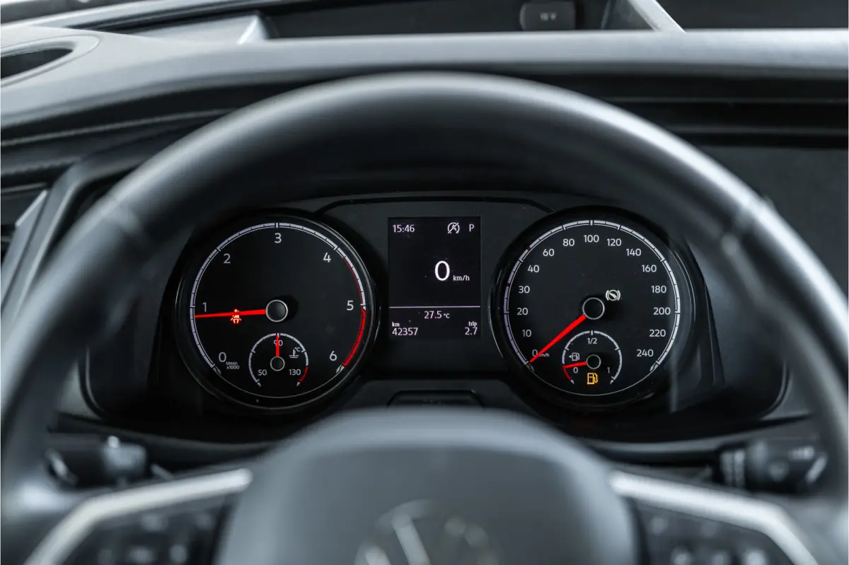 T6.1 2.0 TDI L2H1 DC Caravelle | Dubbel cabine | Two-tone | CarPlay | Camera | MF Stuur | Cruise control | Climate control | 6-zitter | BPM vrij | Nieuwe APK | Dealer onderhouden