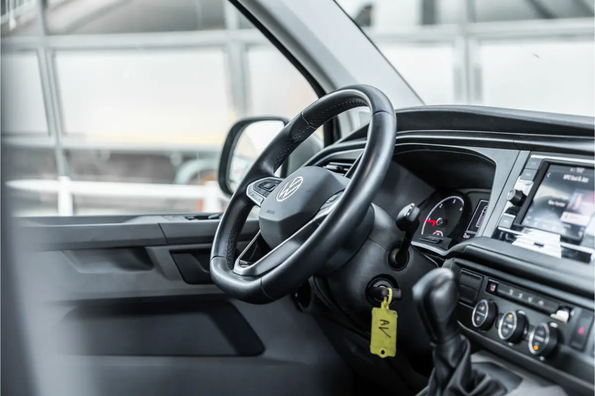 T6.1 2.0 TDI L2H1 DC Caravelle | Dubbel cabine | Two-tone | CarPlay | Camera | MF Stuur | Cruise control | Climate control | 6-zitter | BPM vrij | Nieuwe APK | Dealer onderhouden