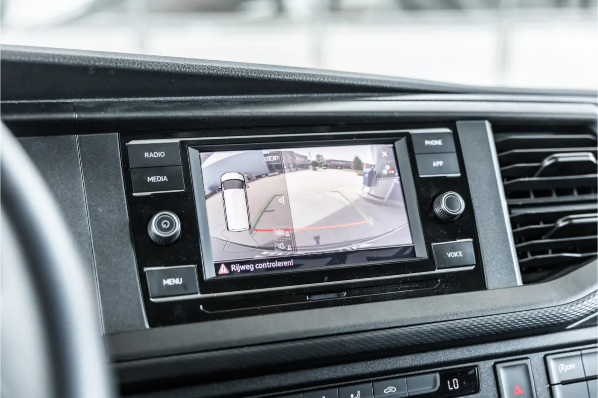 T6.1 2.0 TDI L2H1 DC Caravelle | Dubbel cabine | Two-tone | CarPlay | Camera | MF Stuur | Cruise control | Climate control | 6-zitter | BPM vrij | Nieuwe APK | Dealer onderhouden