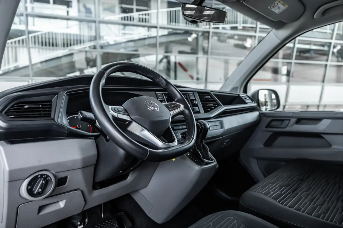 T6.1 2.0 TDI L2H1 DC Caravelle | Dubbel cabine | Two-tone | CarPlay | Camera | MF Stuur | Cruise control | Climate control | 6-zitter | BPM vrij | Nieuwe APK | Dealer onderhouden