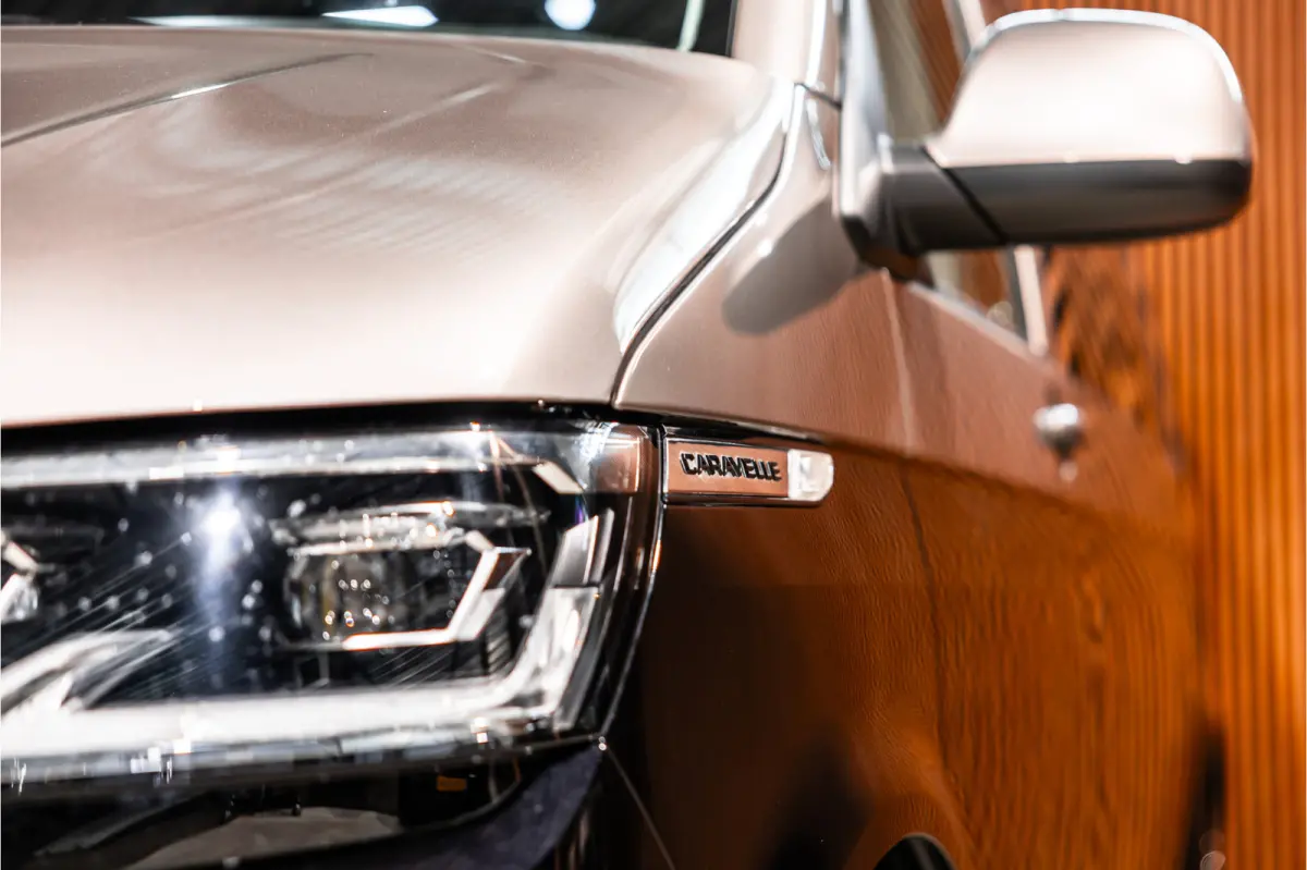 T6.1 2.0 TDI L2H1 DC Caravelle | Dubbel cabine | Two-tone | CarPlay | Camera | MF Stuur | Cruise control | Climate control | 6-zitter | BPM vrij | Nieuwe APK | Dealer onderhouden