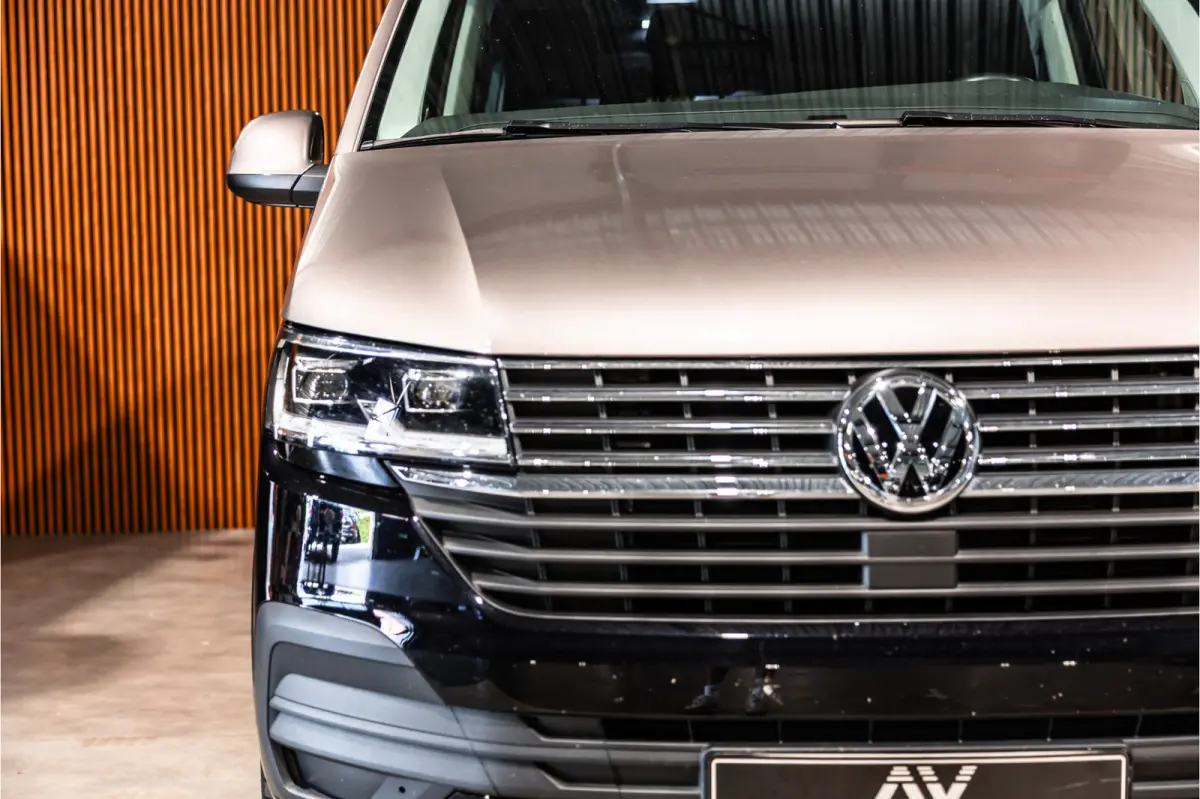 T6.1 2.0 TDI L2H1 DC Caravelle | Dubbel cabine | Two-tone | CarPlay | Camera | MF Stuur | Cruise control | Climate control | 6-zitter | BPM vrij | Nieuwe APK | Dealer onderhouden