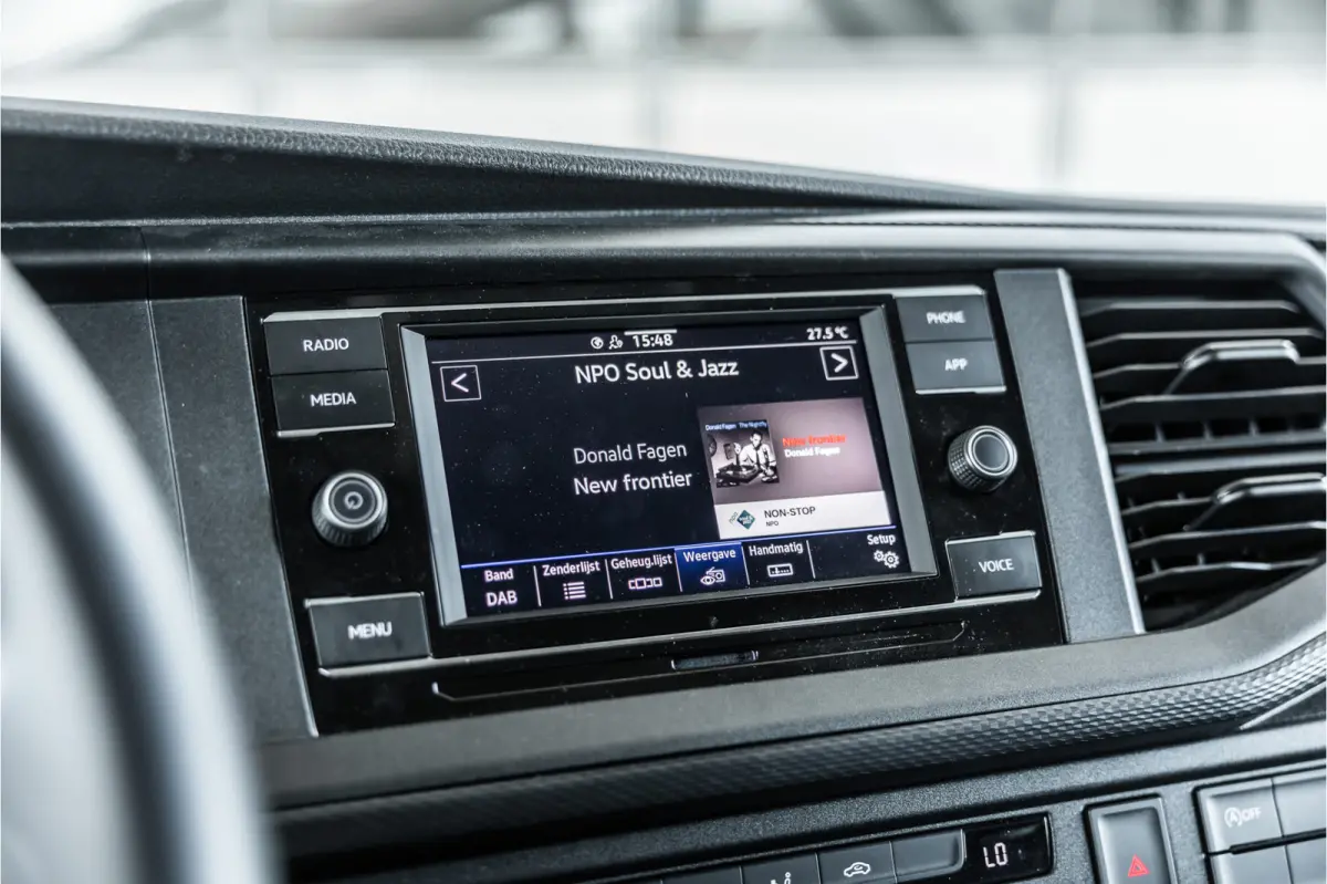 T6.1 2.0 TDI L2H1 DC Caravelle | Dubbel cabine | Two-tone | CarPlay | Camera | MF Stuur | Cruise control | Climate control | 6-zitter | BPM vrij | Nieuwe APK | Dealer onderhouden