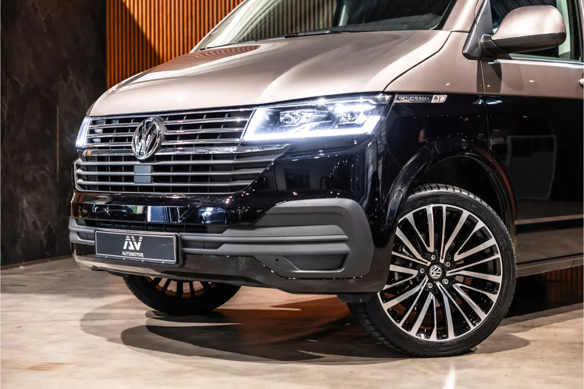 T6.1 2.0 TDI L2H1 DC Caravelle | Dubbel cabine | Two-tone | CarPlay | Camera | MF Stuur | Cruise control | Climate control | 6-zitter | BPM vrij | Nieuwe APK | Dealer onderhouden