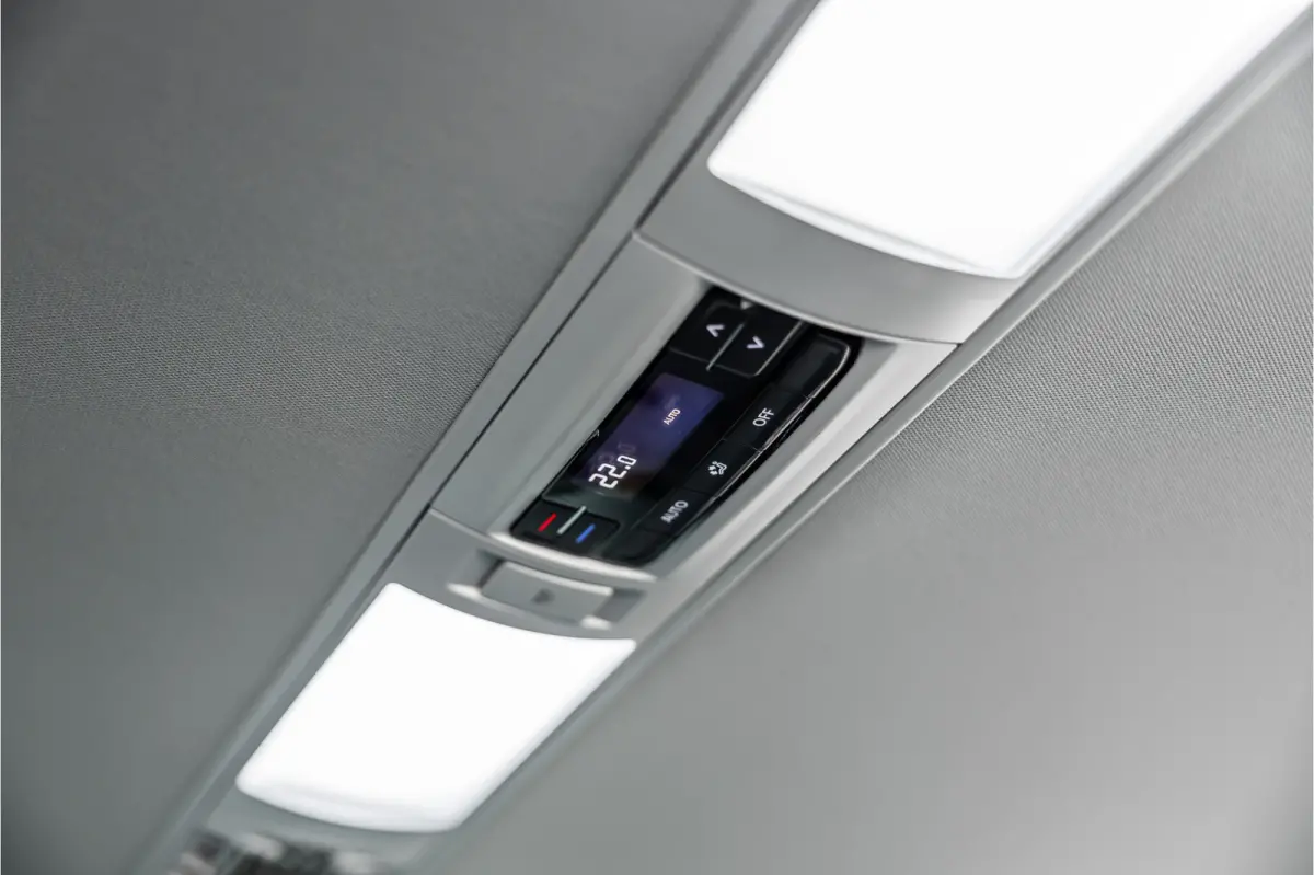 T6.1 2.0 TDI L2H1 DC Caravelle | Dubbel cabine | Two-tone | CarPlay | Camera | MF Stuur | Cruise control | Climate control | 6-zitter | BPM vrij | Nieuwe APK | Dealer onderhouden