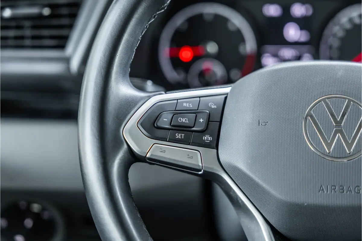 T6.1 2.0 TDI L2H1 DC Caravelle | Dubbel cabine | Two-tone | CarPlay | Camera | MF Stuur | Cruise control | Climate control | 6-zitter | BPM vrij | Nieuwe APK | Dealer onderhouden