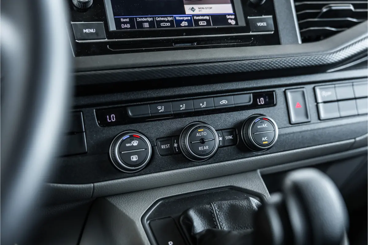 T6.1 2.0 TDI L2H1 DC Caravelle | Dubbel cabine | Two-tone | CarPlay | Camera | MF Stuur | Cruise control | Climate control | 6-zitter | BPM vrij | Nieuwe APK | Dealer onderhouden