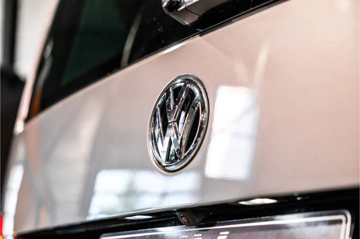 T6.1 2.0 TDI L2H1 DC Caravelle | Dubbel cabine | Two-tone | CarPlay | Camera | MF Stuur | Cruise control | Climate control | 6-zitter | BPM vrij | Nieuwe APK | Dealer onderhouden