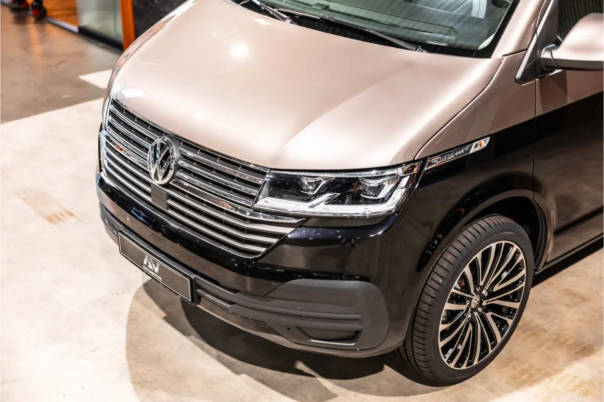 T6.1 2.0 TDI L2H1 DC Caravelle | Dubbel cabine | Two-tone | CarPlay | Camera | MF Stuur | Cruise control | Climate control | 6-zitter | BPM vrij | Nieuwe APK | Dealer onderhouden