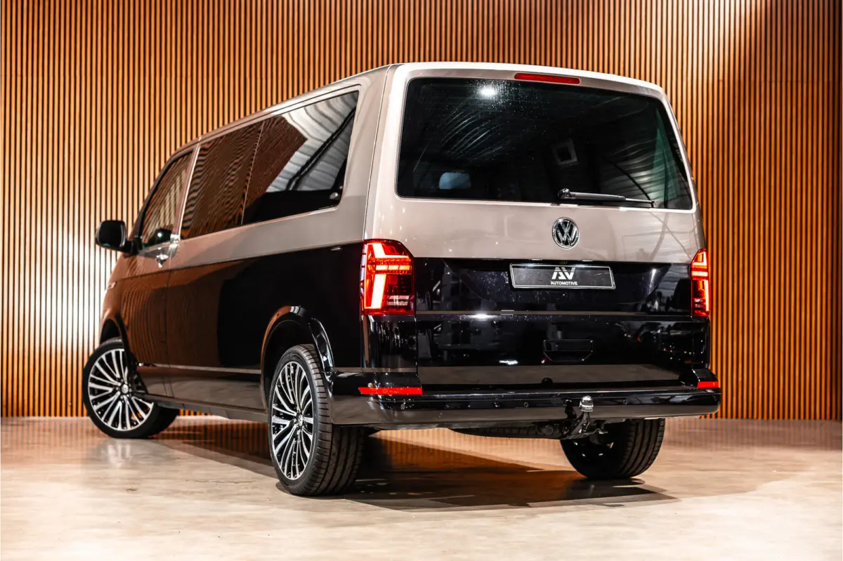 T6.1 2.0 TDI L2H1 DC Caravelle | Dubbel cabine | Two-tone | CarPlay | Camera | MF Stuur | Cruise control | Climate control | 6-zitter | BPM vrij | Nieuwe APK | Dealer onderhouden