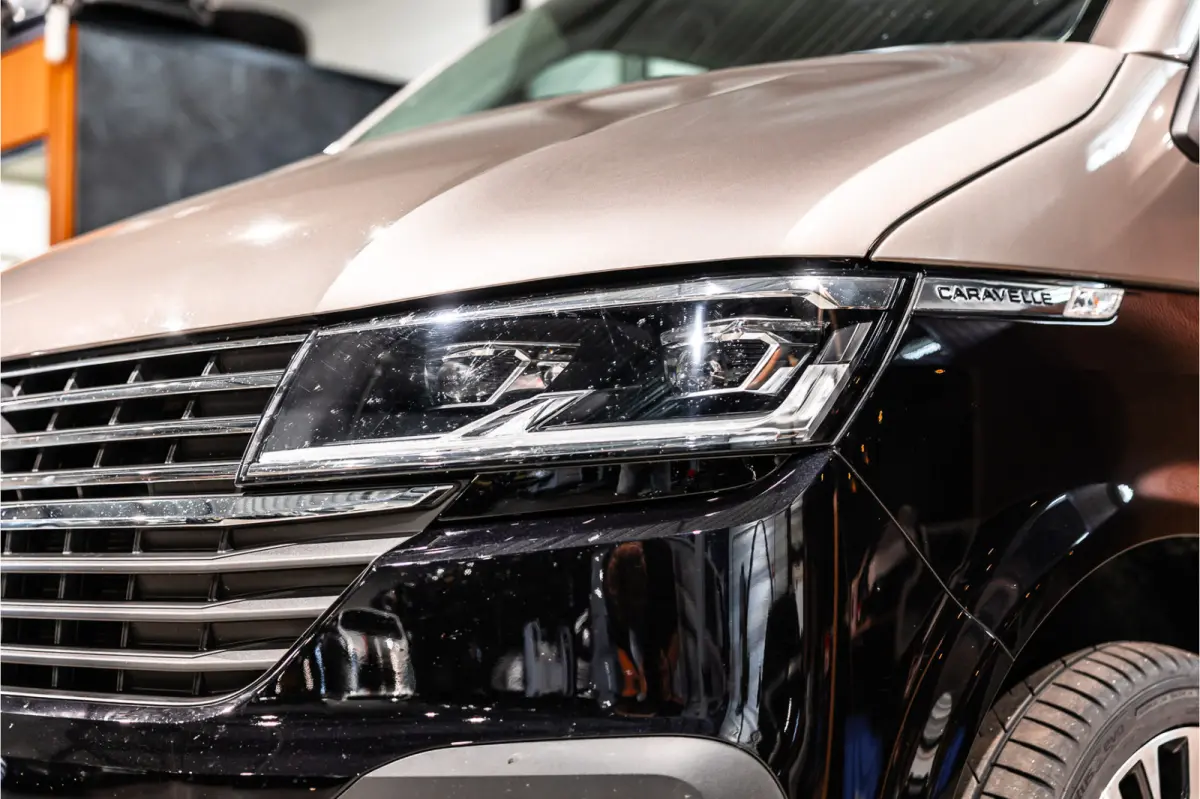 T6.1 2.0 TDI L2H1 DC Caravelle | Dubbel cabine | Two-tone | CarPlay | Camera | MF Stuur | Cruise control | Climate control | 6-zitter | BPM vrij | Nieuwe APK | Dealer onderhouden