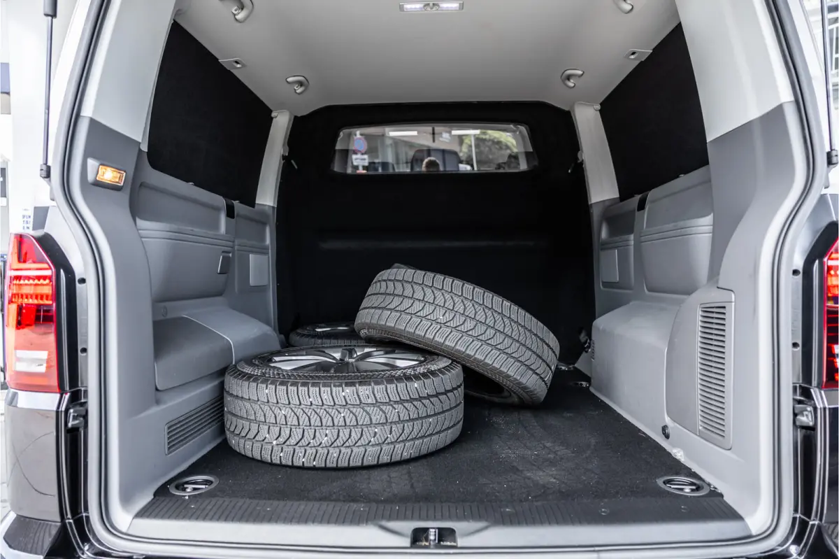 T6.1 2.0 TDI L2H1 DC Caravelle | Dubbel cabine | Two-tone | CarPlay | Camera | MF Stuur | Cruise control | Climate control | 6-zitter | BPM vrij | Nieuwe APK | Dealer onderhouden