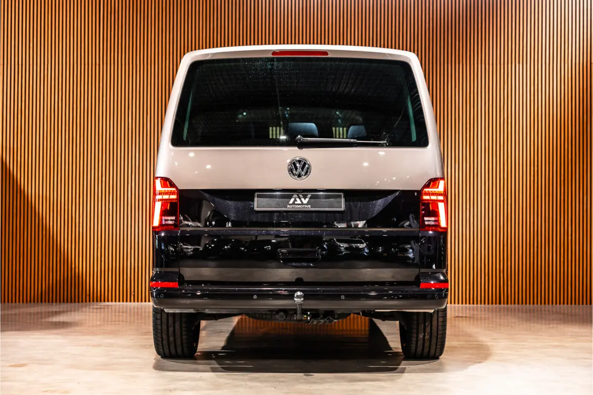 T6.1 2.0 TDI L2H1 DC Caravelle | Dubbel cabine | Two-tone | CarPlay | Camera | MF Stuur | Cruise control | Climate control | 6-zitter | BPM vrij | Nieuwe APK | Dealer onderhouden