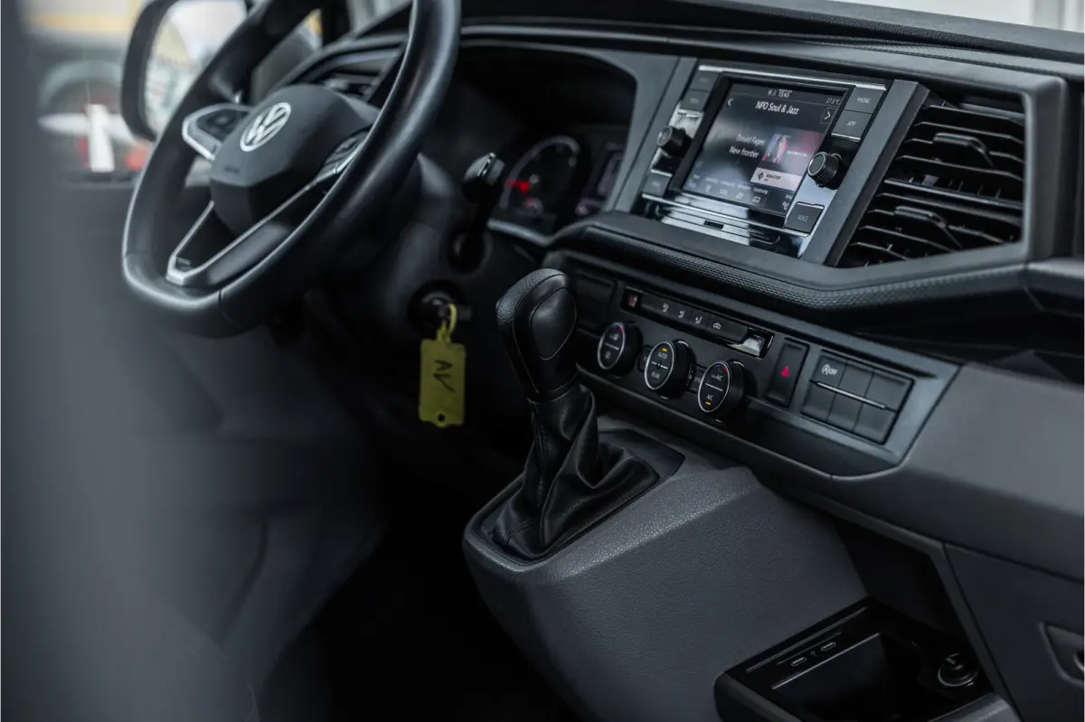 T6.1 2.0 TDI L2H1 DC Caravelle | Dubbel cabine | Two-tone | CarPlay | Camera | MF Stuur | Cruise control | Climate control | 6-zitter | BPM vrij | Nieuwe APK | Dealer onderhouden