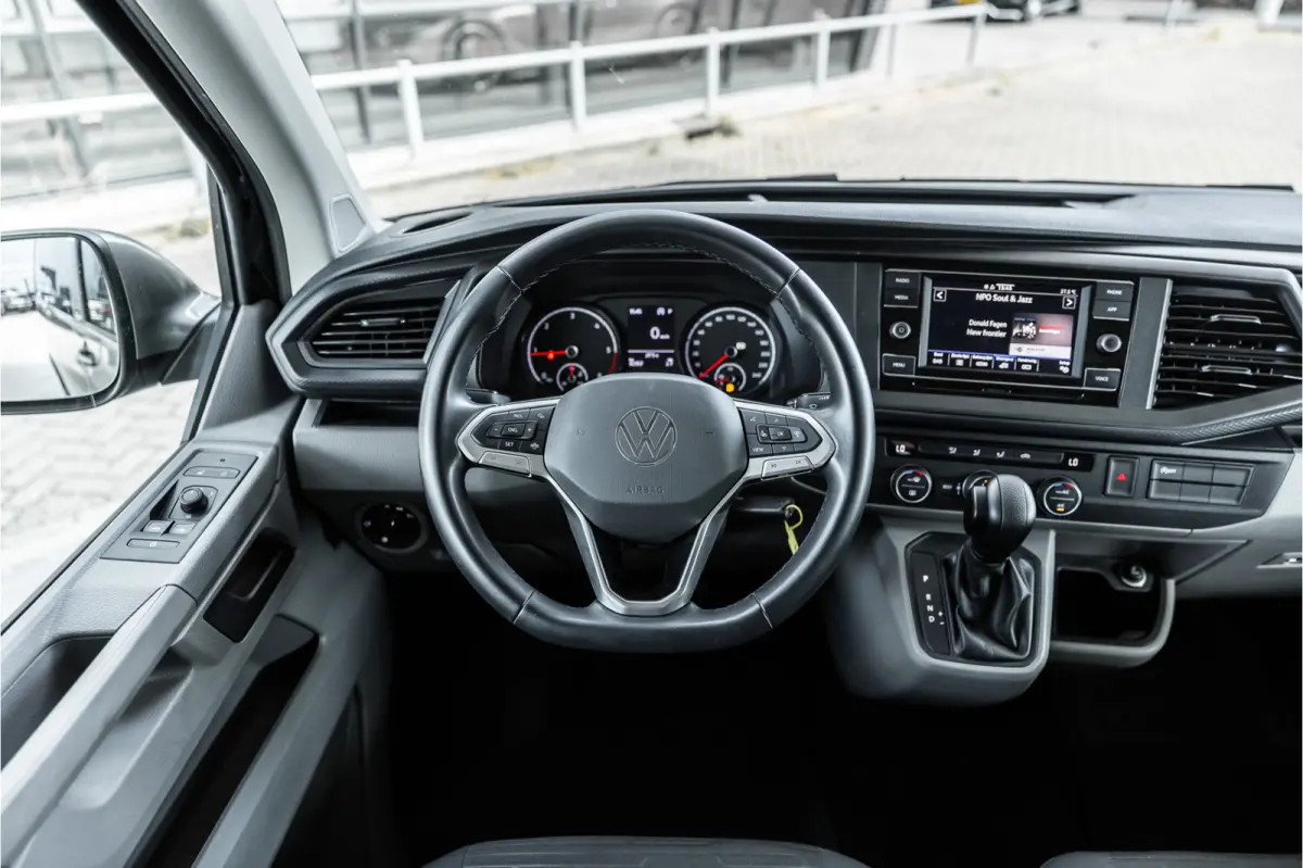 T6.1 2.0 TDI L2H1 DC Caravelle | Dubbel cabine | Two-tone | CarPlay | Camera | MF Stuur | Cruise control | Climate control | 6-zitter | BPM vrij | Nieuwe APK | Dealer onderhouden