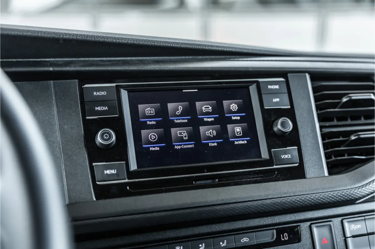 T6.1 2.0 TDI L2H1 DC Caravelle | Dubbel cabine | Two-tone | CarPlay | Camera | MF Stuur | Cruise control | Climate control | 6-zitter | BPM vrij | Nieuwe APK | Dealer onderhouden
