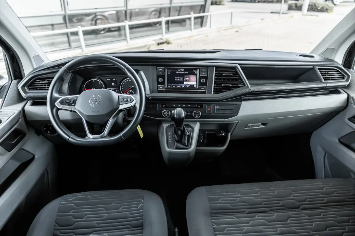 T6.1 2.0 TDI L2H1 DC Caravelle | Dubbel cabine | Two-tone | CarPlay | Camera | MF Stuur | Cruise control | Climate control | 6-zitter | BPM vrij | Nieuwe APK | Dealer onderhouden