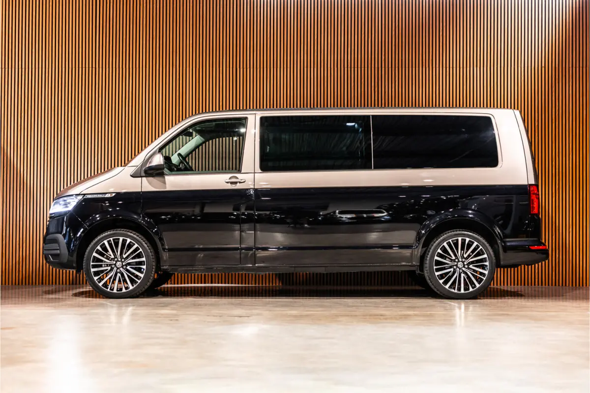 T6.1 2.0 TDI L2H1 DC Caravelle | Dubbel cabine | Two-tone | CarPlay | Camera | MF Stuur | Cruise control | Climate control | 6-zitter | BPM vrij | Nieuwe APK | Dealer onderhouden