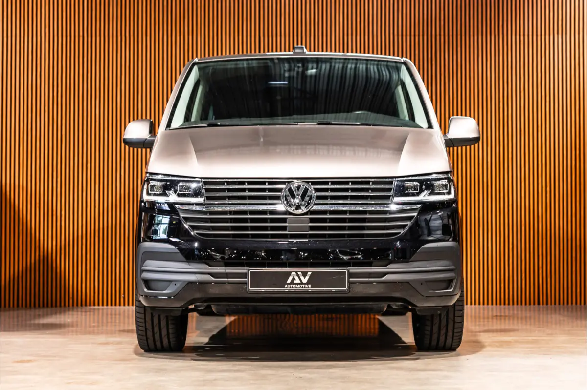 T6.1 2.0 TDI L2H1 DC Caravelle | Dubbel cabine | Two-tone | CarPlay | Camera | MF Stuur | Cruise control | Climate control | 6-zitter | BPM vrij | Nieuwe APK | Dealer onderhouden