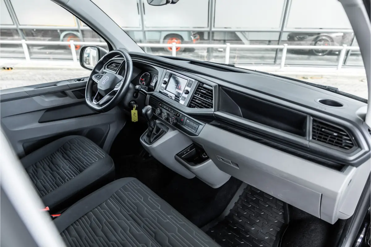 T6.1 2.0 TDI L2H1 DC Caravelle | Dubbel cabine | Two-tone | CarPlay | Camera | MF Stuur | Cruise control | Climate control | 6-zitter | BPM vrij | Nieuwe APK | Dealer onderhouden