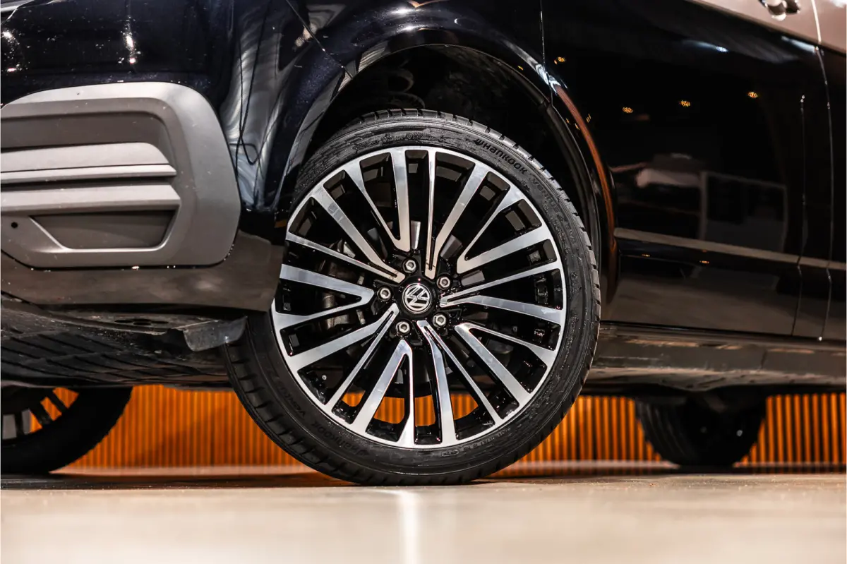 T6.1 2.0 TDI L2H1 DC Caravelle | Dubbel cabine | Two-tone | CarPlay | Camera | MF Stuur | Cruise control | Climate control | 6-zitter | BPM vrij | Nieuwe APK | Dealer onderhouden