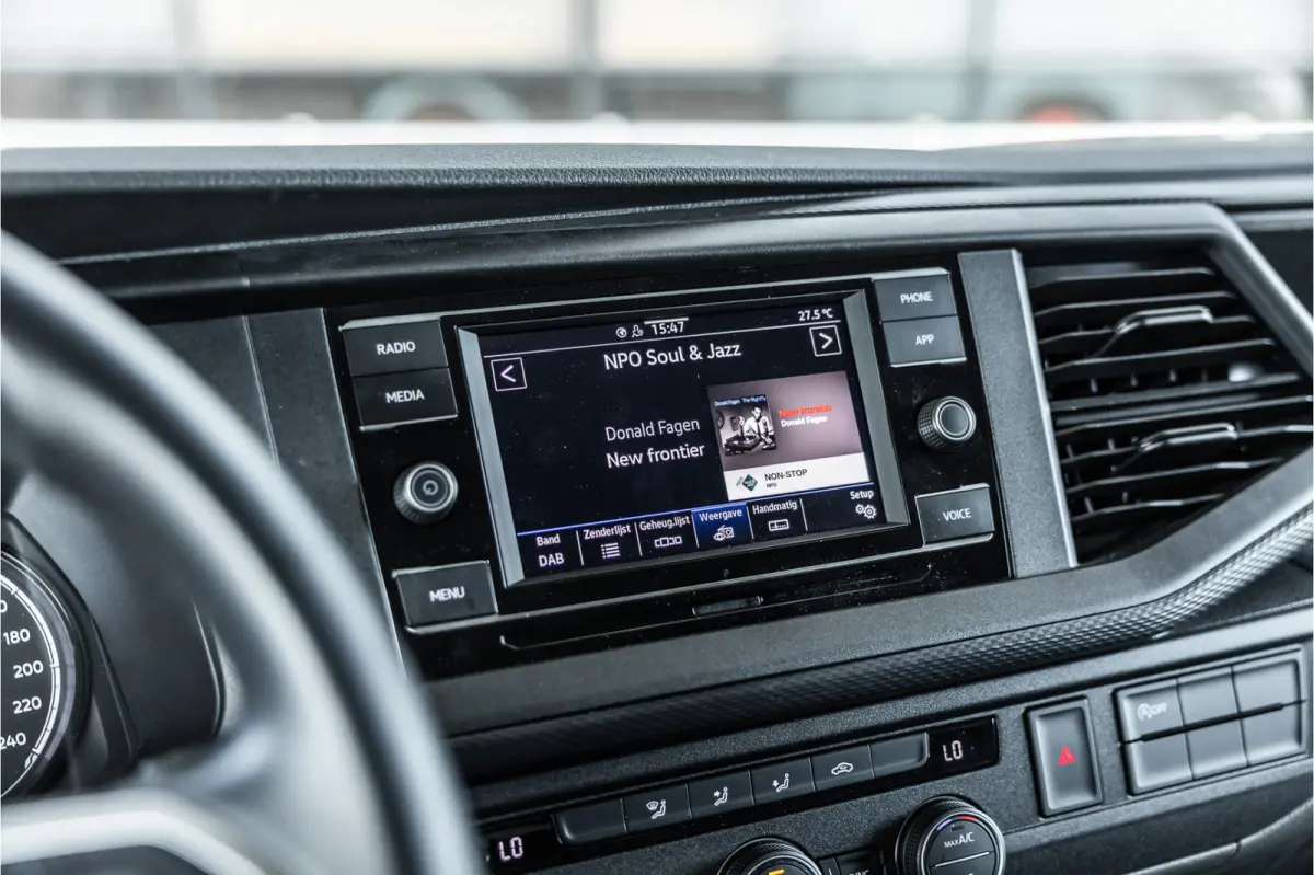 T6.1 2.0 TDI L2H1 DC Caravelle | Dubbel cabine | Two-tone | CarPlay | Camera | MF Stuur | Cruise control | Climate control | 6-zitter | BPM vrij | Nieuwe APK | Dealer onderhouden