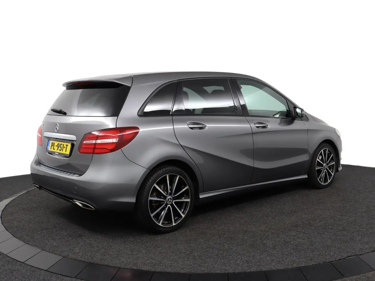180 Family Edition | AUTOMAAT | Lederlook | Night-pakket | Connect Me Navigatie |