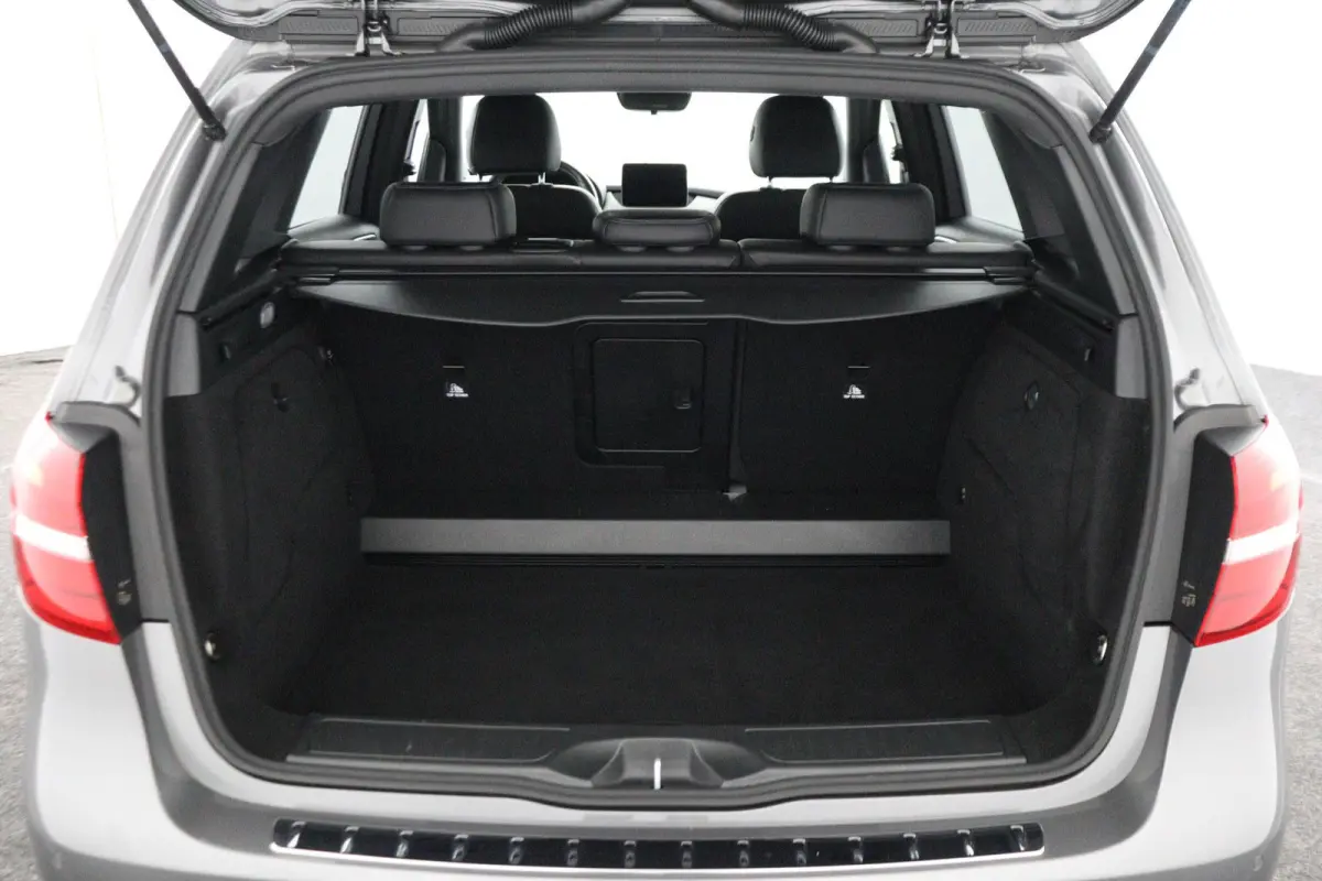 180 Family Edition | AUTOMAAT | Lederlook | Night-pakket | Connect Me Navigatie |
