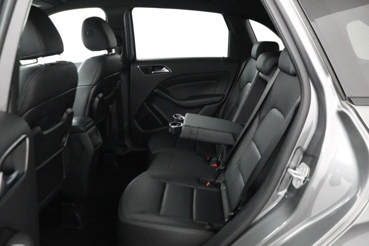 180 Family Edition | AUTOMAAT | Lederlook | Night-pakket | Connect Me Navigatie |