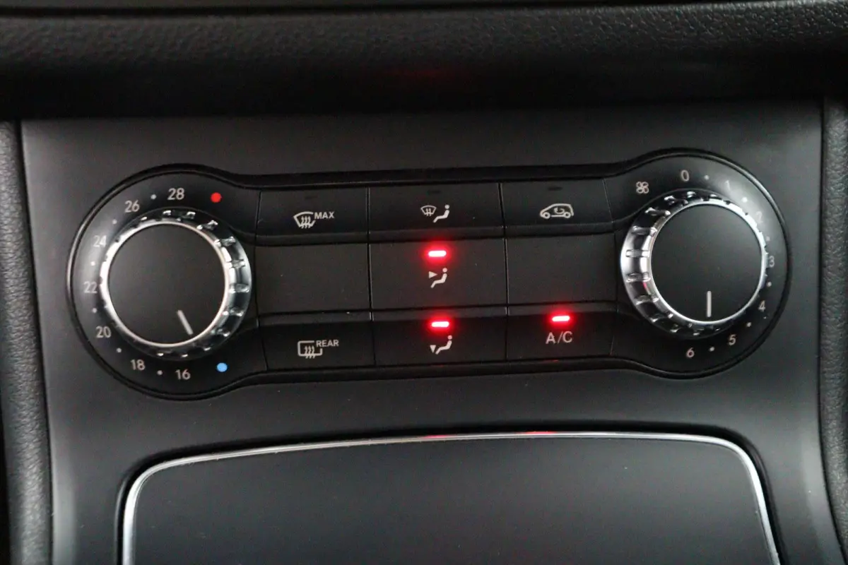 180 Family Edition | AUTOMAAT | Lederlook | Night-pakket | Connect Me Navigatie |