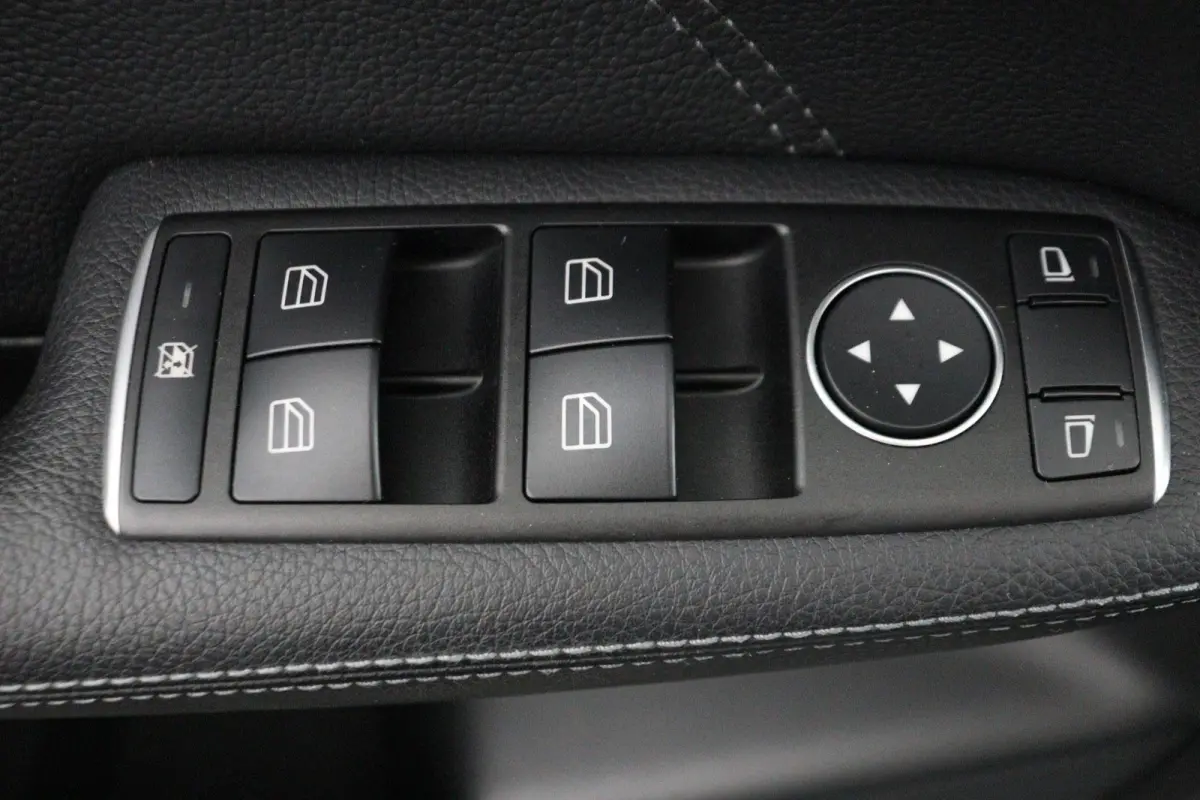 180 Family Edition | AUTOMAAT | Lederlook | Night-pakket | Connect Me Navigatie |