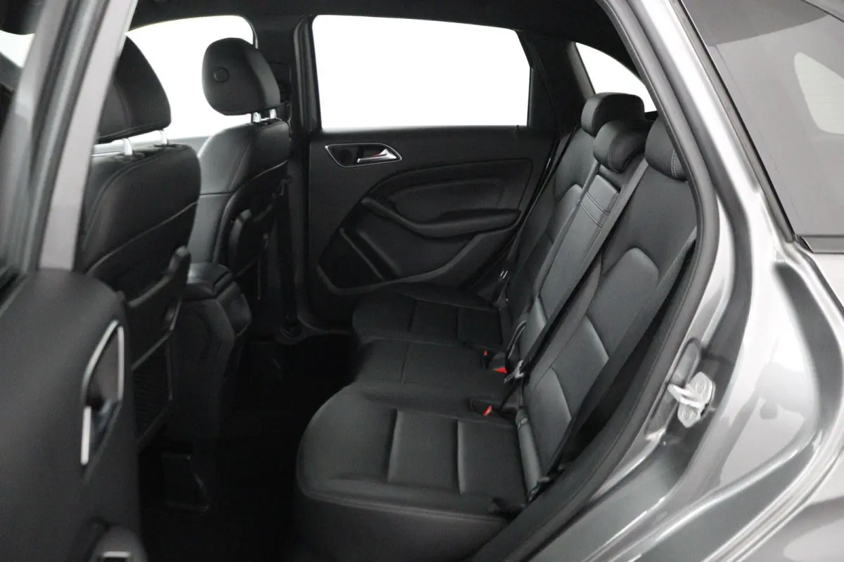 180 Family Edition | AUTOMAAT | Lederlook | Night-pakket | Connect Me Navigatie |