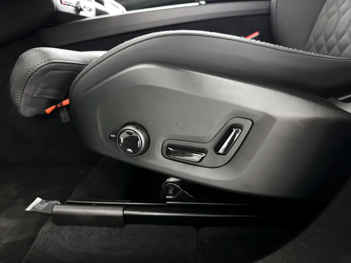 T6 Plug-in hybrid AWD Ultra Dark | Panoramadak | 360° camera | Luchtvering | Head-up display | Harman Kardon | Stoel- en stuurverwarming | Trekhaak