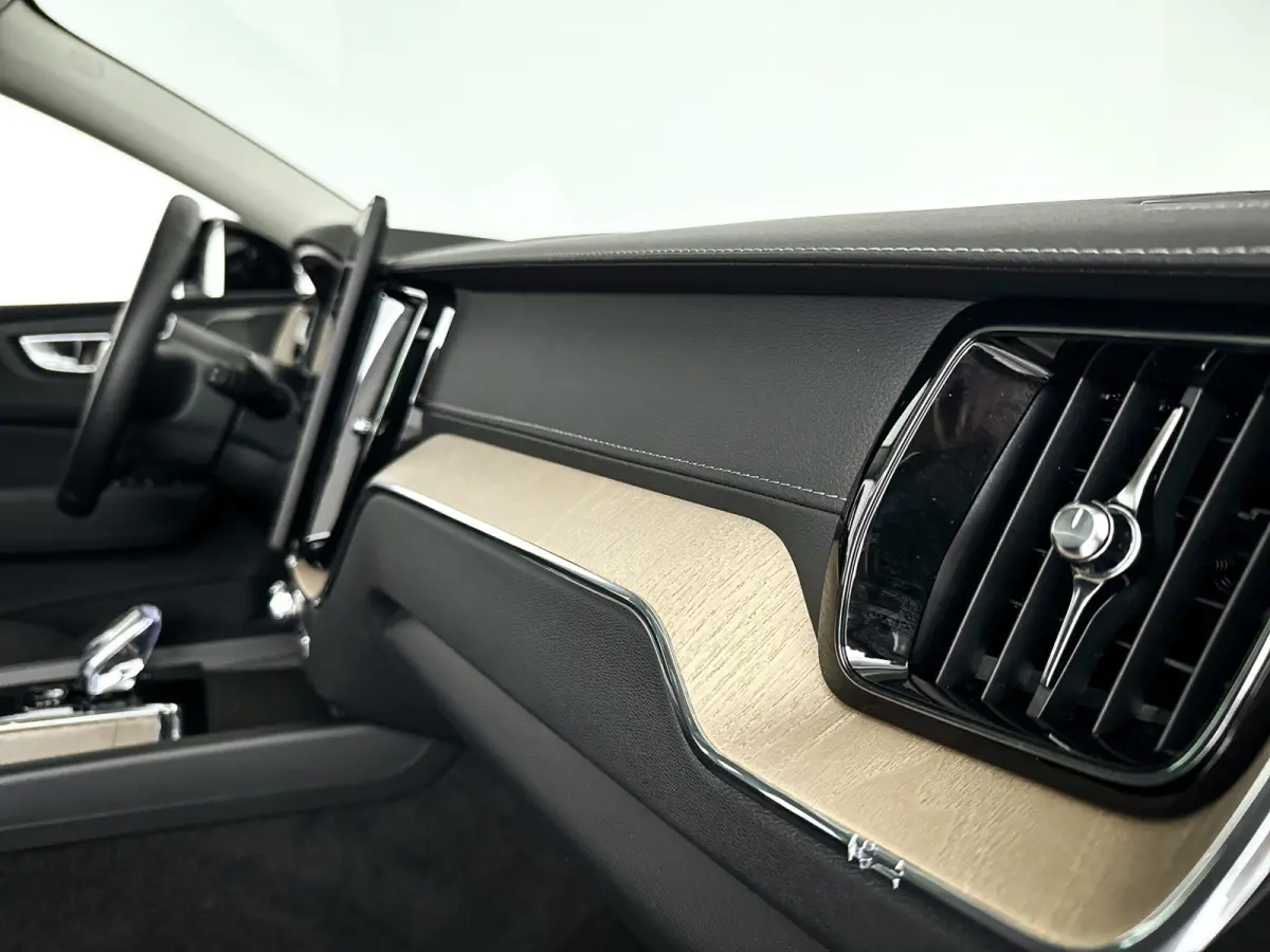 T6 Plug-in hybrid AWD Ultra Dark | Panoramadak | 360° camera | Luchtvering | Head-up display | Harman Kardon | Stoel- en stuurverwarming | Trekhaak