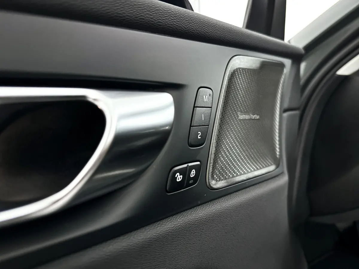 T6 Plug-in hybrid AWD Ultra Dark | Panoramadak | 360° camera | Luchtvering | Head-up display | Harman Kardon | Stoel- en stuurverwarming | Trekhaak