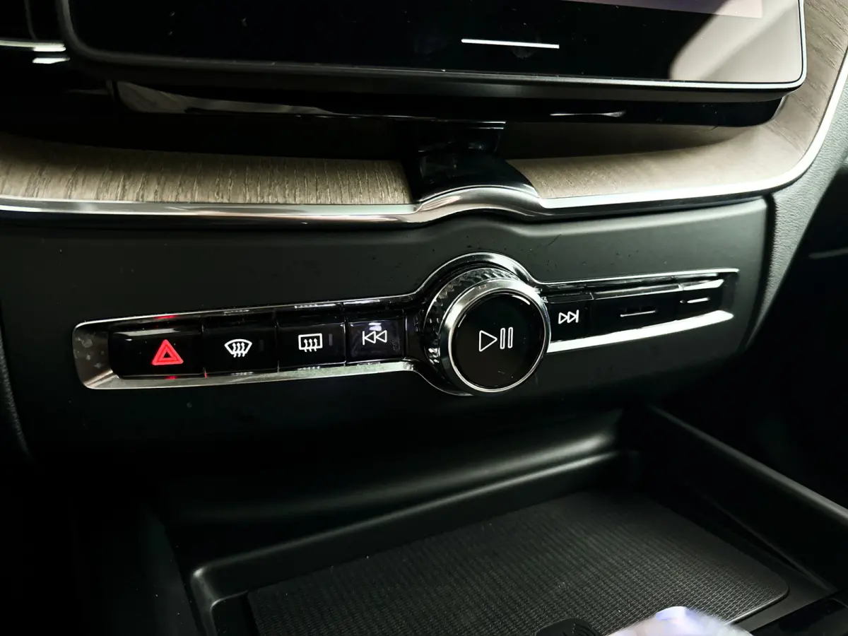 T6 Plug-in hybrid AWD Ultra Dark | Panoramadak | 360° camera | Luchtvering | Head-up display | Harman Kardon | Stoel- en stuurverwarming | Trekhaak