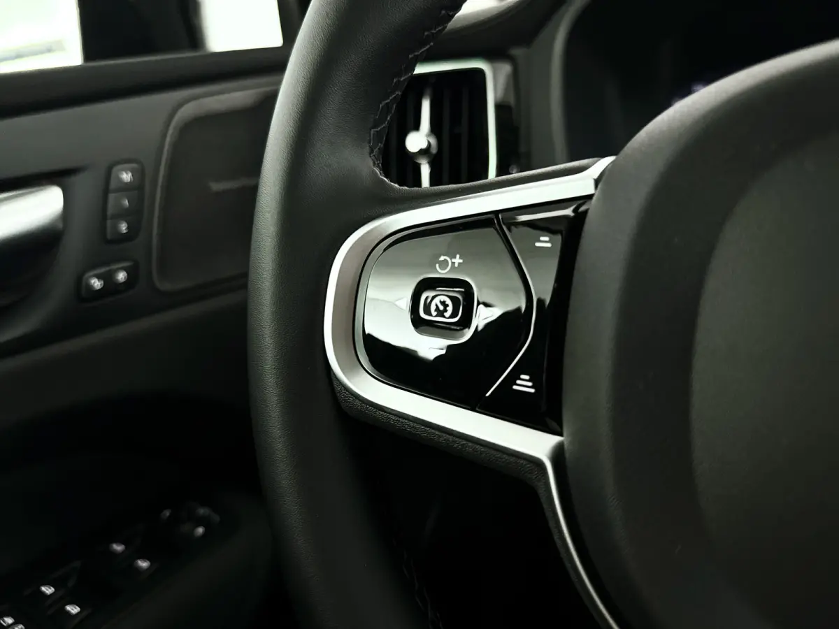 T6 Plug-in hybrid AWD Ultra Dark | Panoramadak | 360° camera | Luchtvering | Head-up display | Harman Kardon | Stoel- en stuurverwarming | Trekhaak