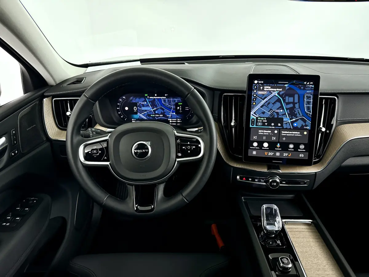 T6 Plug-in hybrid AWD Ultra Dark | Panoramadak | 360° camera | Luchtvering | Head-up display | Harman Kardon | Stoel- en stuurverwarming | Trekhaak