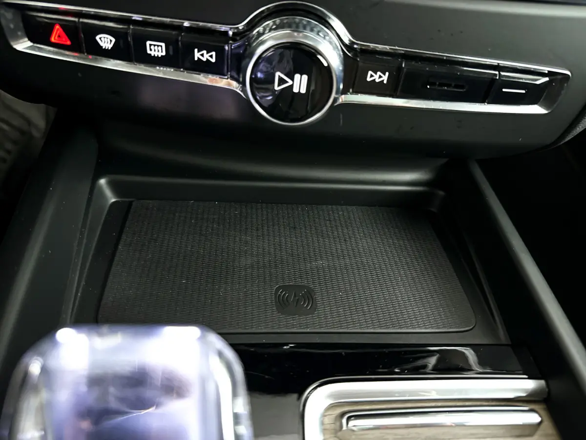 T6 Plug-in hybrid AWD Ultra Dark | Panoramadak | 360° camera | Luchtvering | Head-up display | Harman Kardon | Stoel- en stuurverwarming | Trekhaak