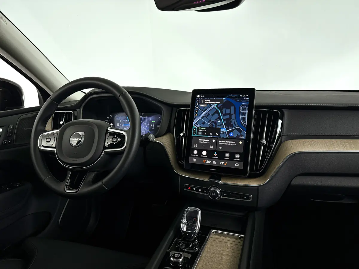 T6 Plug-in hybrid AWD Ultra Dark | Panoramadak | 360° camera | Luchtvering | Head-up display | Harman Kardon | Stoel- en stuurverwarming | Trekhaak
