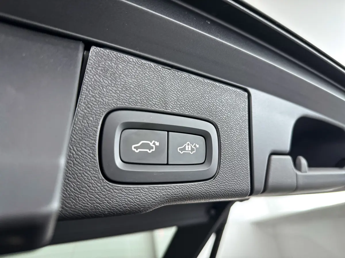 T6 Plug-in hybrid AWD Ultra Dark | Panoramadak | 360° camera | Luchtvering | Head-up display | Harman Kardon | Stoel- en stuurverwarming | Trekhaak