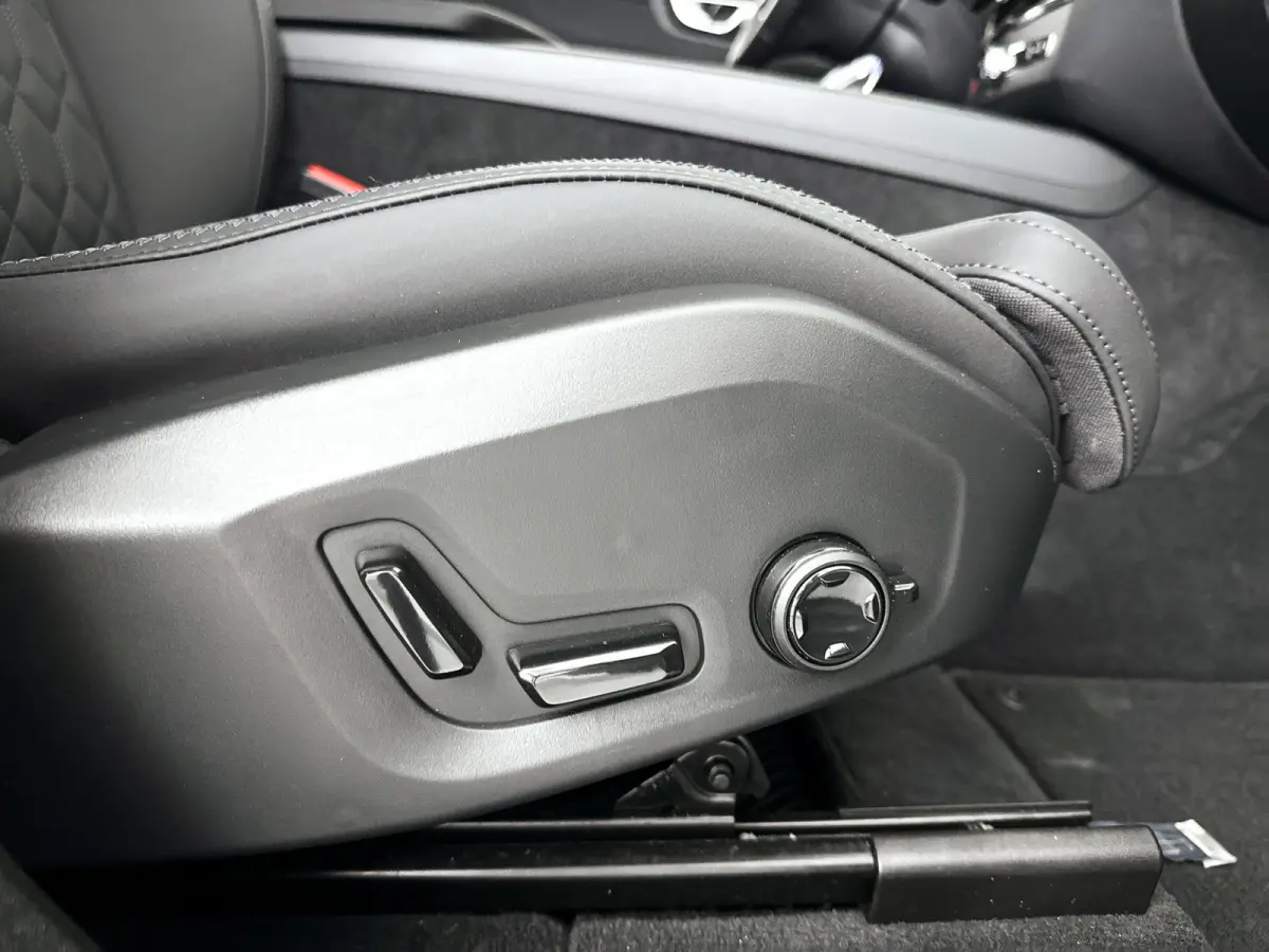 T6 Plug-in hybrid AWD Ultra Dark | Panoramadak | 360° camera | Luchtvering | Head-up display | Harman Kardon | Stoel- en stuurverwarming | Trekhaak