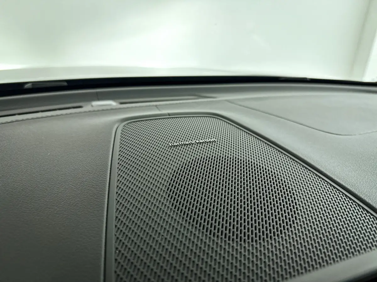 T6 Plug-in hybrid AWD Ultra Dark | Panoramadak | 360° camera | Luchtvering | Head-up display | Harman Kardon | Stoel- en stuurverwarming | Trekhaak