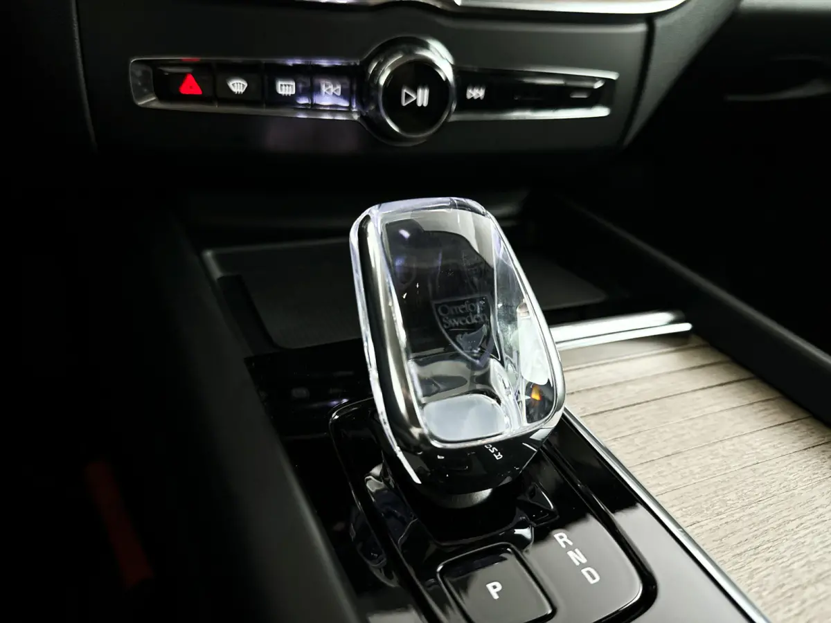 T6 Plug-in hybrid AWD Ultra Dark | Panoramadak | 360° camera | Luchtvering | Head-up display | Harman Kardon | Stoel- en stuurverwarming | Trekhaak