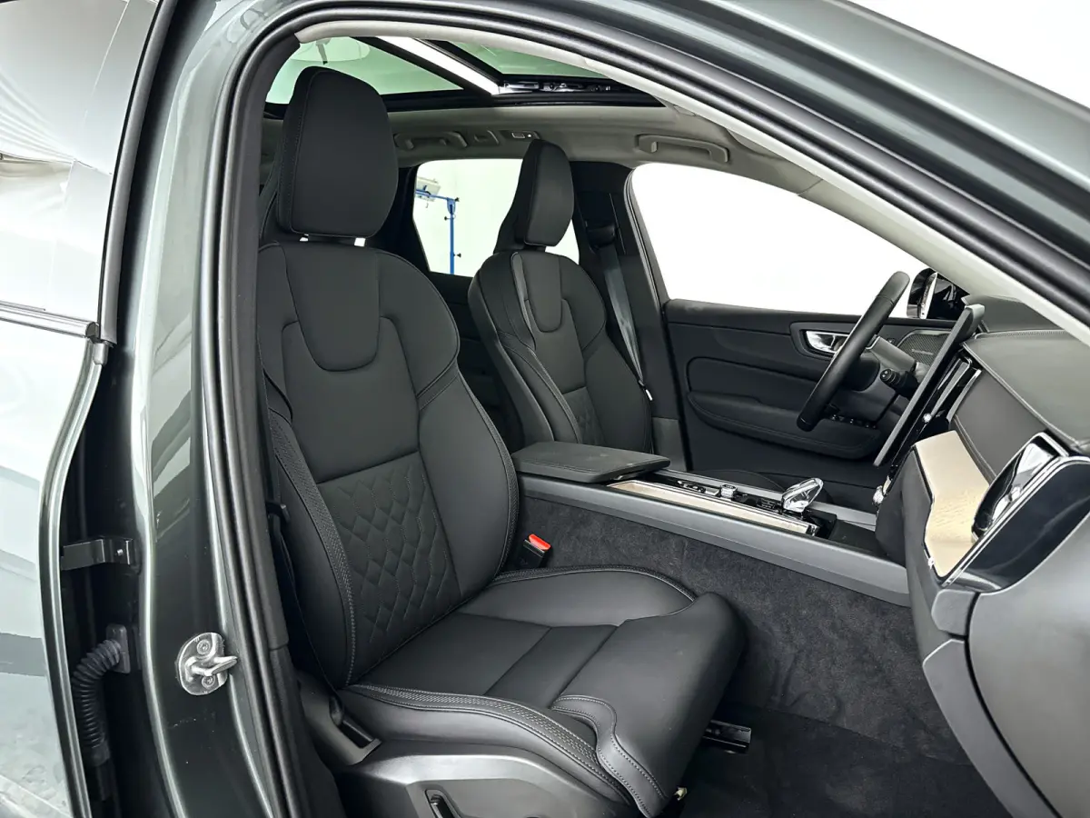 T6 Plug-in hybrid AWD Ultra Dark | Panoramadak | 360° camera | Luchtvering | Head-up display | Harman Kardon | Stoel- en stuurverwarming | Trekhaak