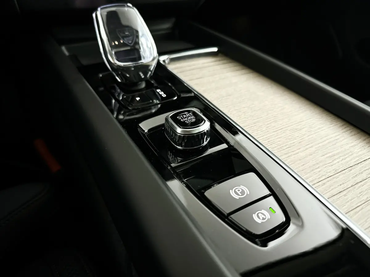 T6 Plug-in hybrid AWD Ultra Dark | Panoramadak | 360° camera | Luchtvering | Head-up display | Harman Kardon | Stoel- en stuurverwarming | Trekhaak